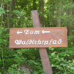 Hinweisschild zum von den Freien Wählern in Zusammenarbeit mit dem Forstamt Bruchsal errichteten Waldlehrpfad im Gewann Kehrberg.